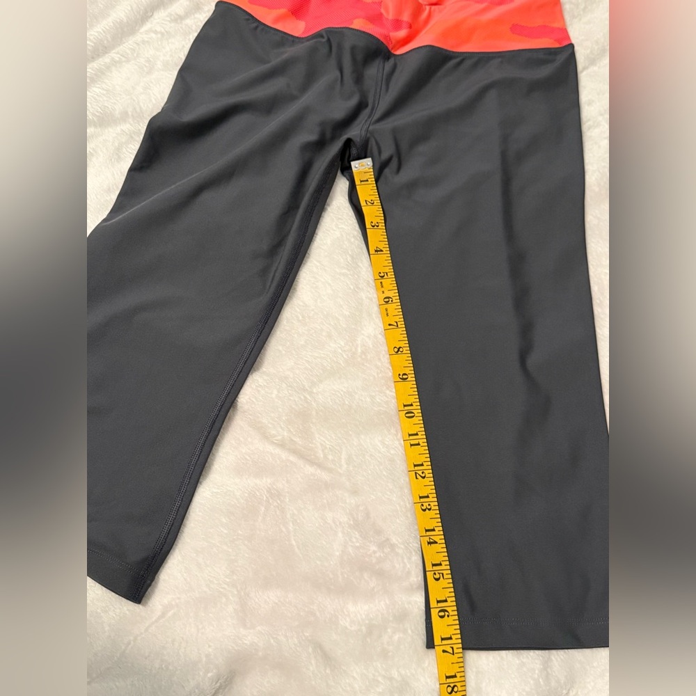 NWT Under Armour Heat Gear Fitted Capri Leggings - Gray and Orange Camouflage - Picture 5 of 10